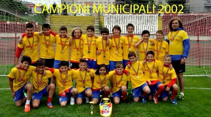 Cu Radu Gabriel în poză apar Blănuță, Tavi Popescu, Gheorghiță și Perianu  FOTO Colecția personală