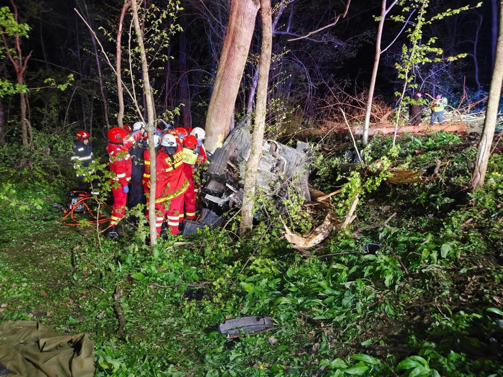 Accident cumplit în Ilfov: doi tineri de 20 de ani au murit după ce mașina lor s-a izbit de un copac și s-a răsturnat