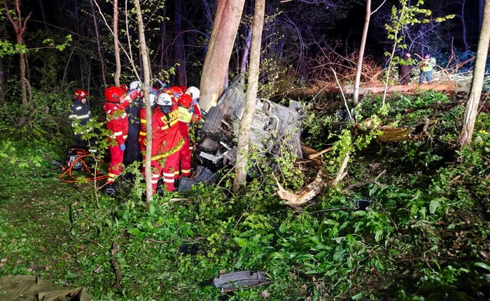 Doi tineri de 20 de ani au murit după ce mașina lor s-a izbit de un copac FOTO: Info Trafic România