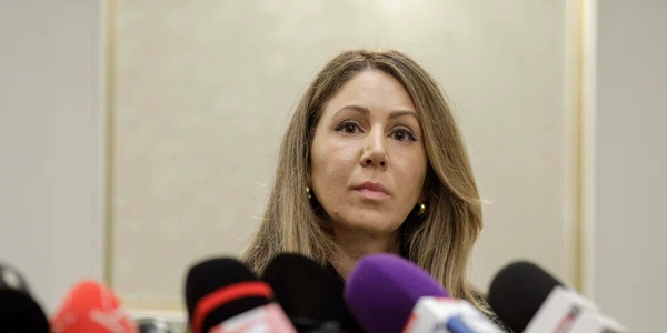 Mateea Petrescu și Tina Glandian susțin o conferință de presă în dosarul fraților Tate, în Bucuresti. FOTO Inquam Photos / Octav Ganea