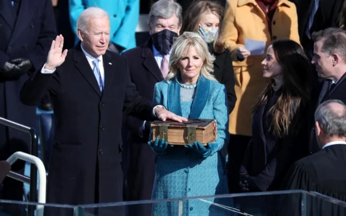 Joe Biden a depus jurământul pe o Biblie veche de 127 de ani FOTO EPA-EFE