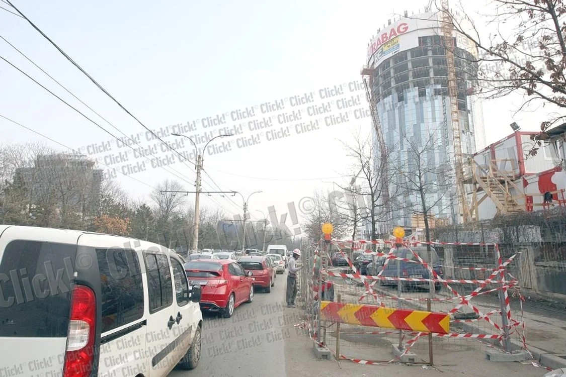 Circulaţia în zonă era un calvar pentru şoferii ghinionişti care aveau drum pe aici (Fotografii: Sever Gheorghe)