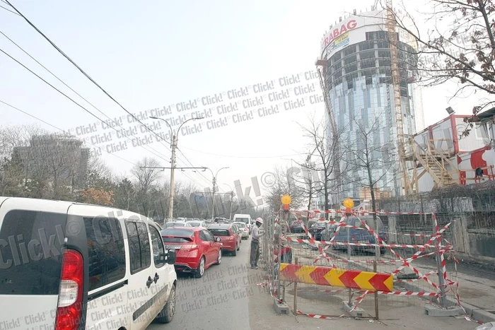 Circulaţia în zonă era un calvar pentru şoferii ghinionişti care aveau drum pe aici (Fotografii: Sever Gheorghe)