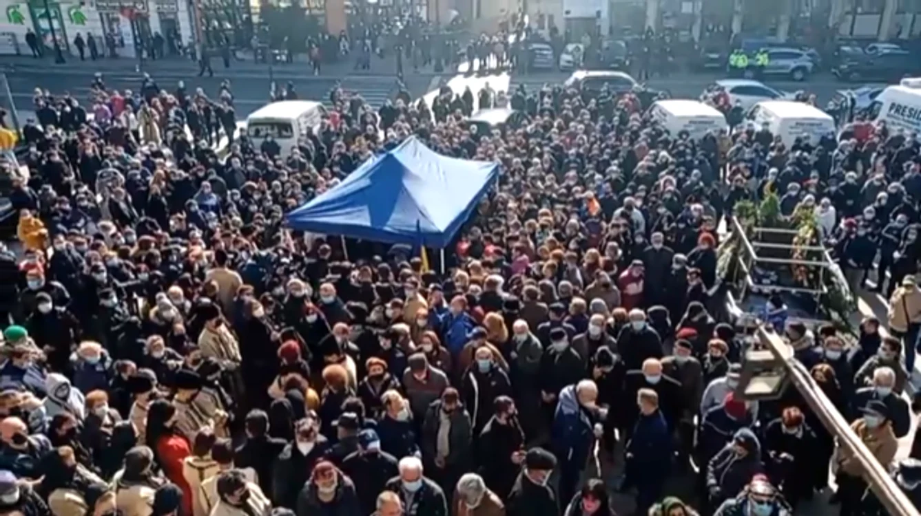 
    Artistul este condus pe ultimul drum în acordurile muzicii populare pe care a slujit-o toată viațaFoto: Oltenia TV  