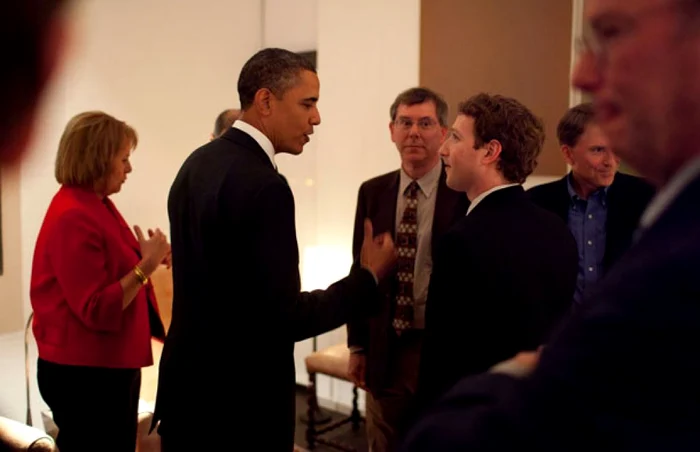 Barack Obama (primul din stânga), angajat într-o discuţie cu Mark Zuckerberg FOTO Flickr/White House