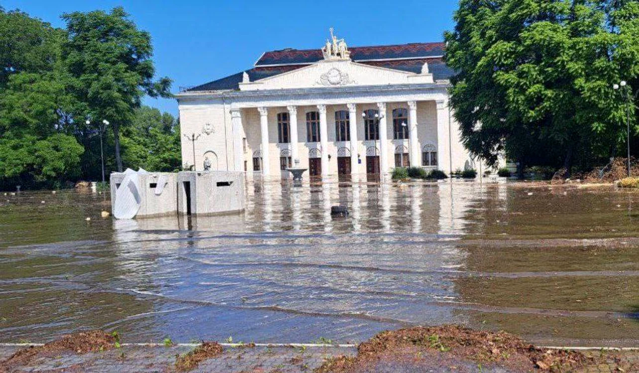 Apa acoperă străzile în Nova Kahovka FOTO Twitter