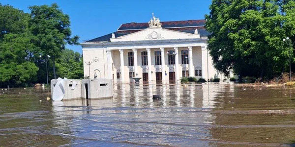 Apa acoperă strazile in Nova Kahovka FOTO Twitter jpeg