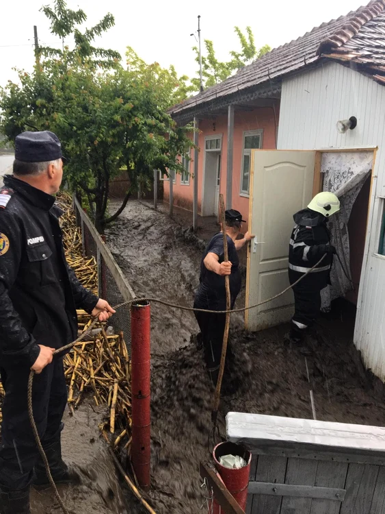 Pompierii au intervenit în ajutorarea localnicilor cărora le-a intrat apa în casă 