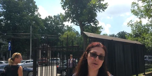 Ramona Sacarin la Paşapoarte Dolj sa ridice documentul fiicei sale adoptive