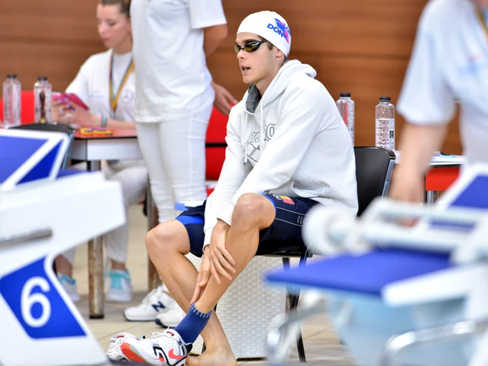 Robert Glință a executat mișcări de încălzire alături de NaoFoto: Sport Pictures