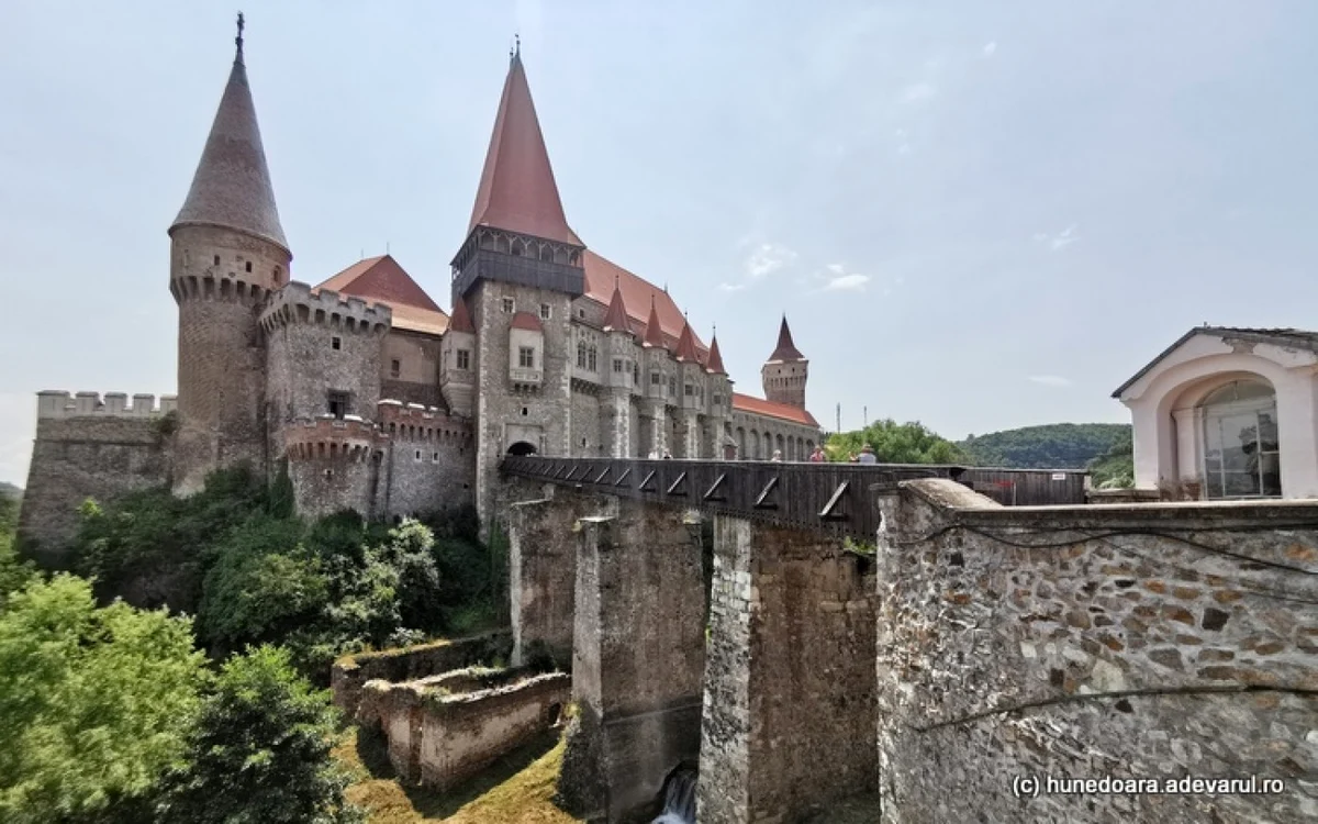 Castelul Corvinilor. Schelele au fost date jos. FOTO: Daniel Guţă. ADEVĂRUL.