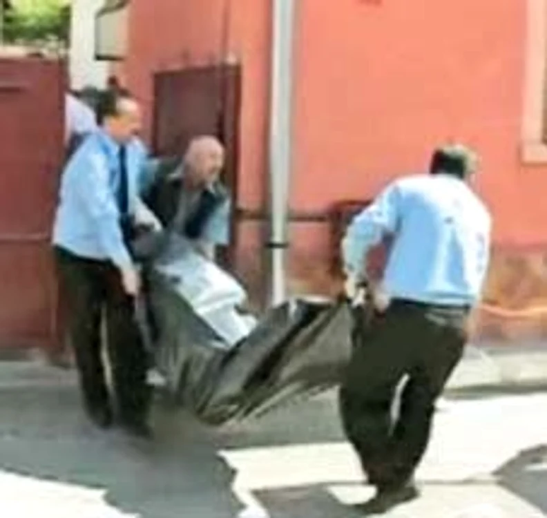 Anchetatorii au scos din casă cadavrele celor doi pensionari