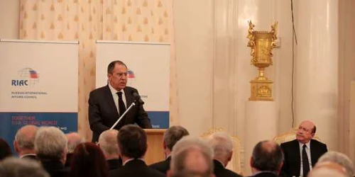 Ministrul de Externe Serghei Lavrov ţinând o cuvântare la adunarea generală a membrilor institutului