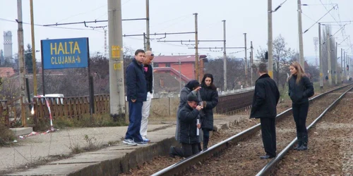 Părinţii studentului ucis de tren s-au recules la locul tragediei