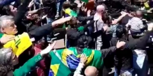 Susținătorii lui Bolsonaro fac un „salut nazist”. Foto: Captură video Twitter