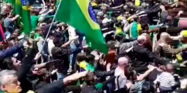 Susținătorii lui Bolsonaro fac un „salut nazist”. Foto: Captură video Twitter