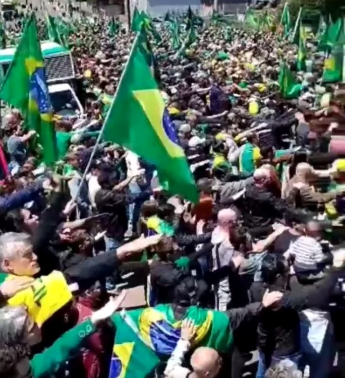 Susținătorii lui Bolsanaro făcând „salutul nazist”.