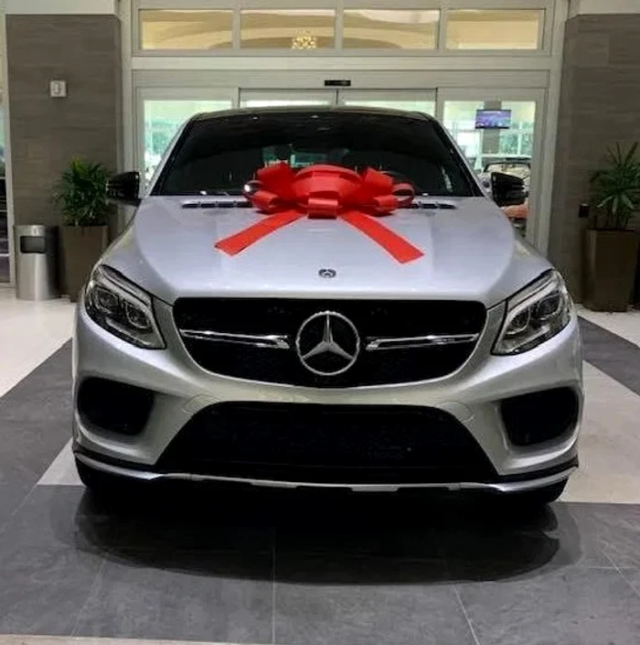 Scandalul a pornit de la faptul că Mercedesul făcut cadou era de culoare albă