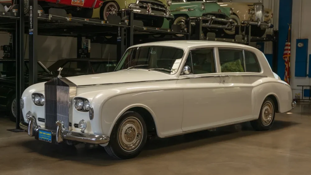 Bijuterie uitată: un Rolls Royce din 1961, descoperit într-un hambar, scos la vânzare
