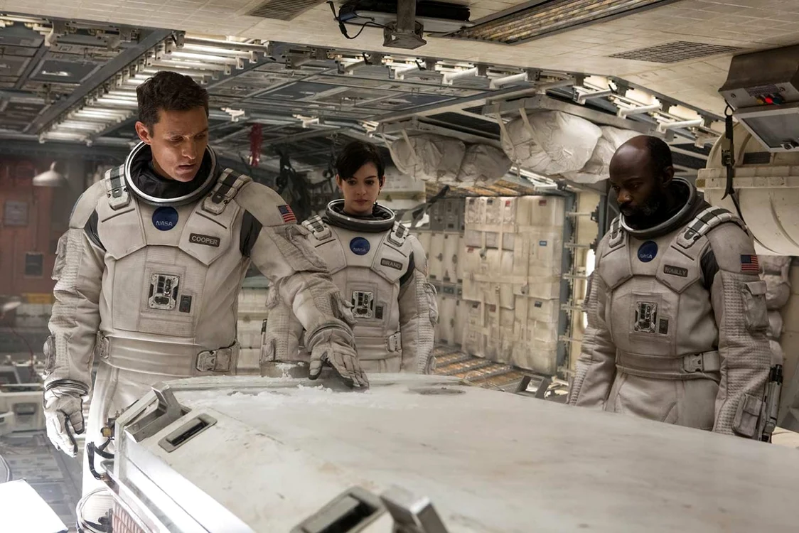 Matthew McConaughey şi Anne Hathaway joacă rolurile principale în filmul „Interstellar“ FOTO Warner Bros