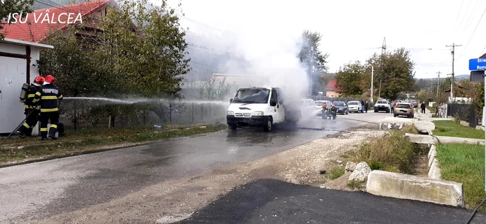Explozie în trafic urmată de un incendiu cu doi răniți pe o stradă din Horezu Foto ISU Vâlcea