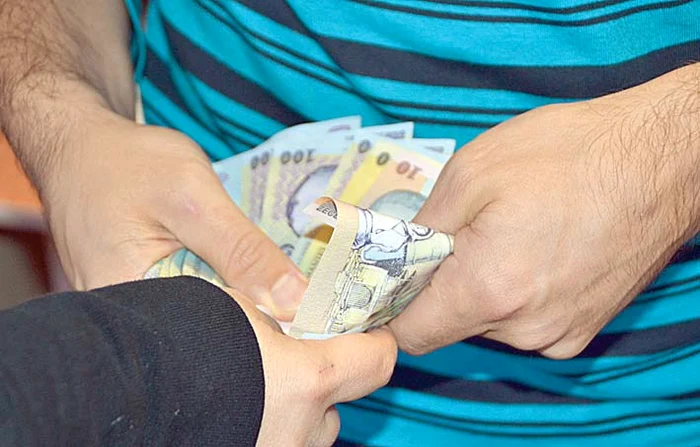 În cabinetul medicului, polițiștii au descoperit bani şi cadouri