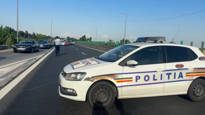 Autostrada A2 a fost închisă după ce resturi de animale au căzut pe carosabil.