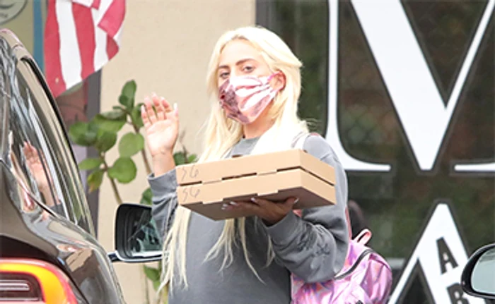 Vedeta, surprinsă în timp ce ieșea dintr-un restaurant din MalibuFoto: Profimedia