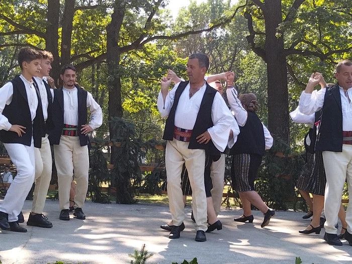 Preotul Ștefan Aga și primarul Silviu Pintile (mijloc), în plin dans FOTO: Ștefan Borcea