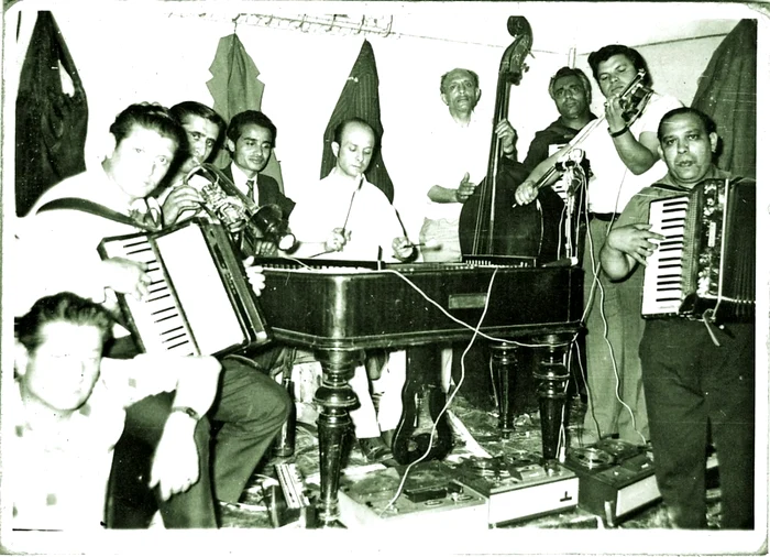 Foto: 1. O nuntă la care cântă Buză Pană (acordeon), Costel Vasilescu (trompetă cu surdină), Toni Io
