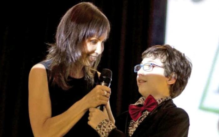Cristina Nedescu şi fiul ei, Radu, la finalul unei piese de teatru pusă în scenă de copiii de la centrul „Horia Moţoi“