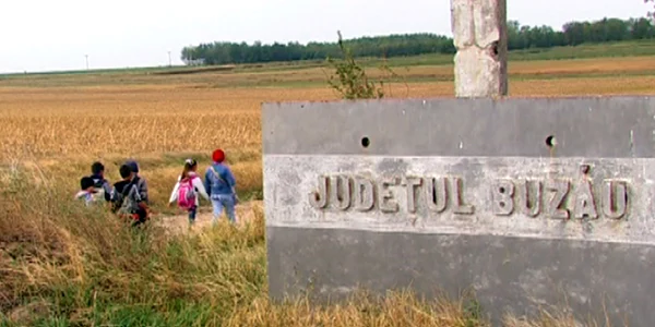 Zeci de copii din Buzău merg la școală în județe vecine