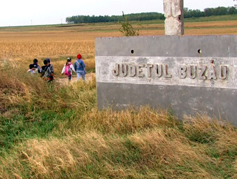 Zeci de copii din Buzău merg la școală în județe vecine