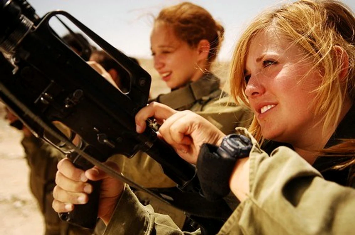 Cele mai frumoase femei soldat din lume - Israelul, unde serviciul militar este obligatoriu şi pentru femei, se poate mândri nu doar cu devotamentul şi curajul lor, ci şi cu trăsăturile frumoase ale acestora