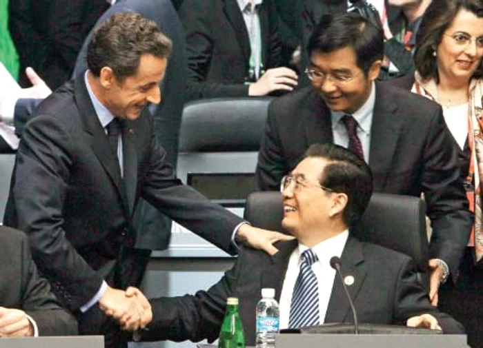 Preşedintele Nicolas Sarkozy aşteaptă „lumina“ de la omologul său chinez, Hu Jintao Foto: Reuters