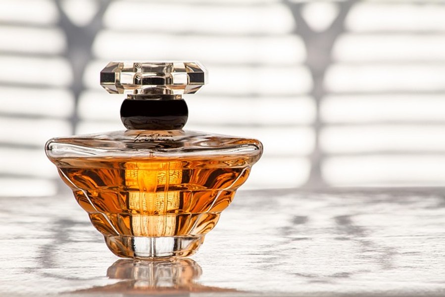 „Parfum. O istorie grandioasă”, cartea care transformă istoria într-o experiență olfactivă
