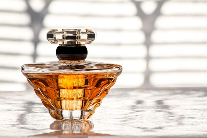 „Parfum. O istorie grandioasă”, cartea care transformă istoria într-o experiență olfactivă
