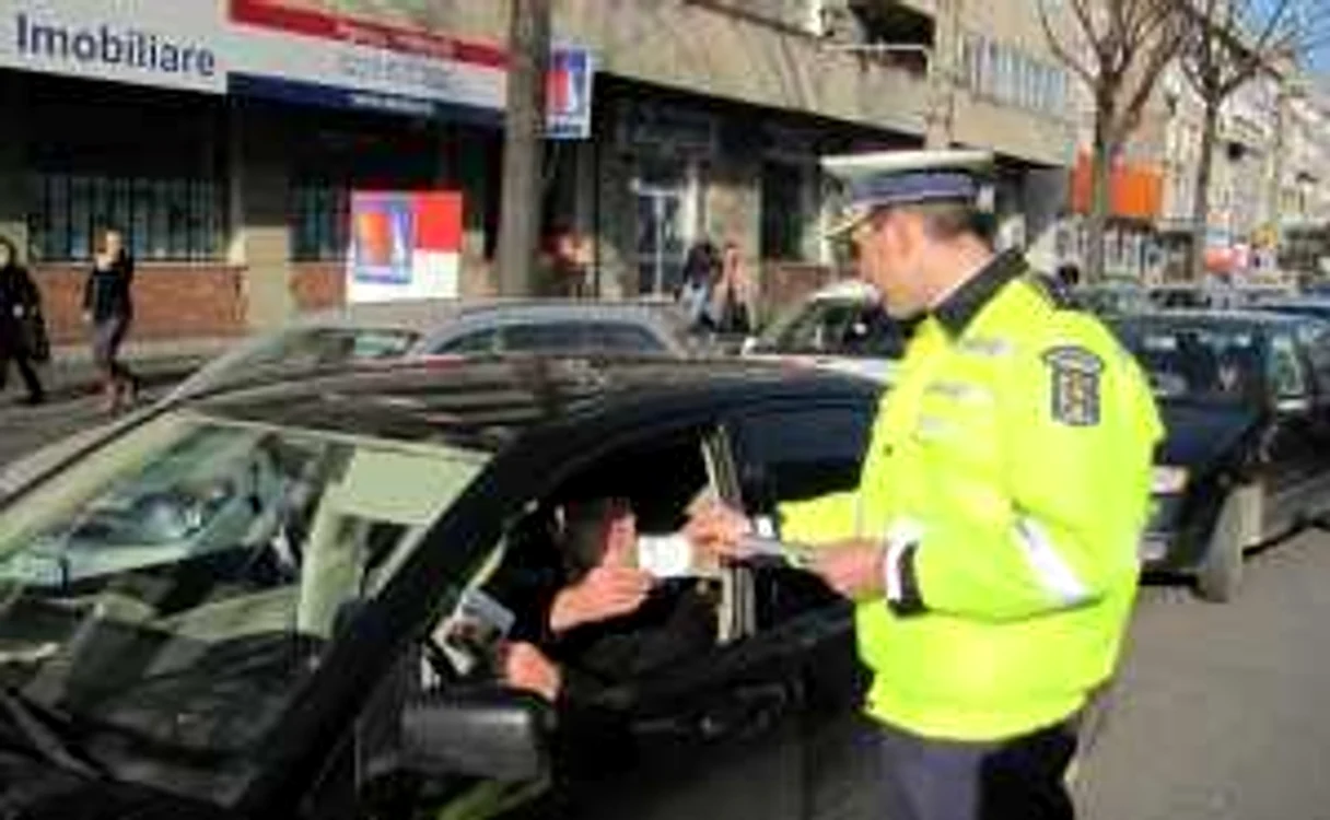 Poliţiştii au tras pe dreapta şoferii nu pentru a-i amenda ci pentru a-i sfătui să respecte legea