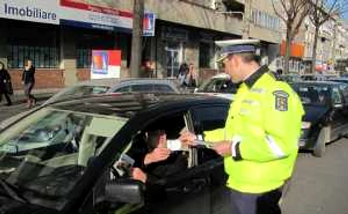Poliţiştii au tras pe dreapta şoferii nu pentru a-i amenda ci pentru a-i sfătui să respecte legea