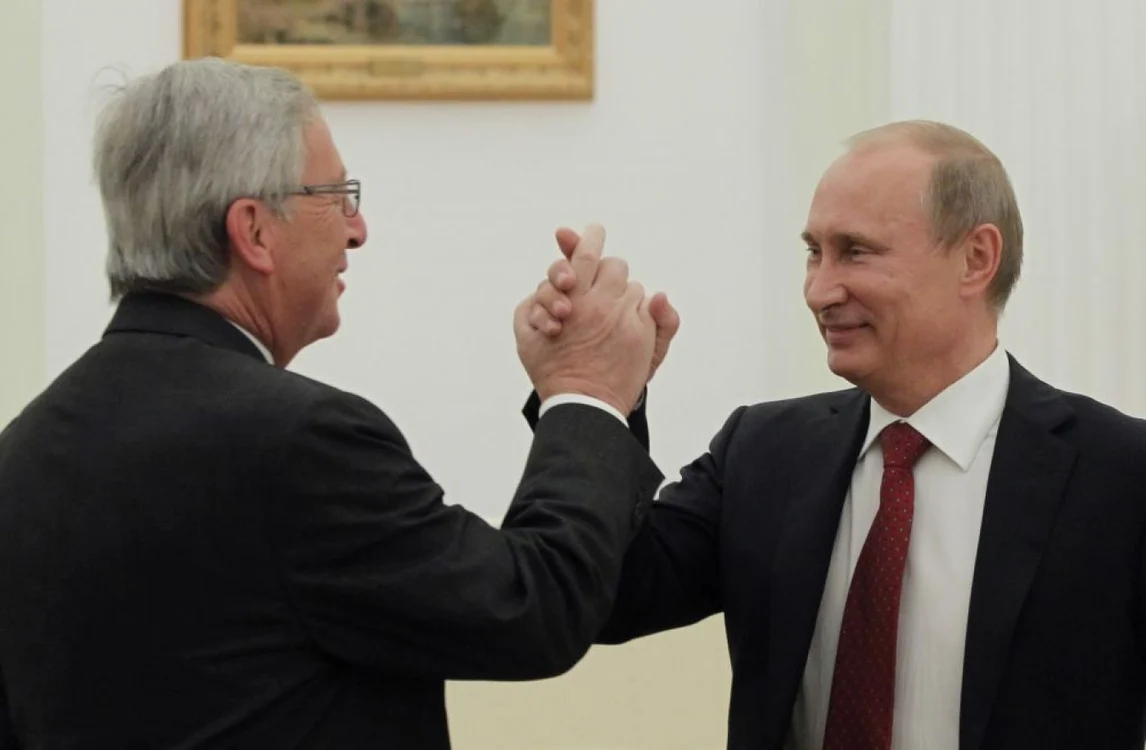 Jean-Claude Juncker , preşedintele Comisiei Europene, alături de Vladimir Putin FOTO AP
