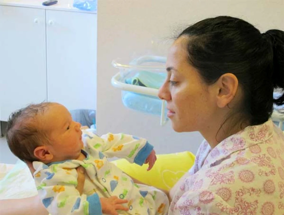
    Analia Selis şi noul membru al familiei, Tiago  