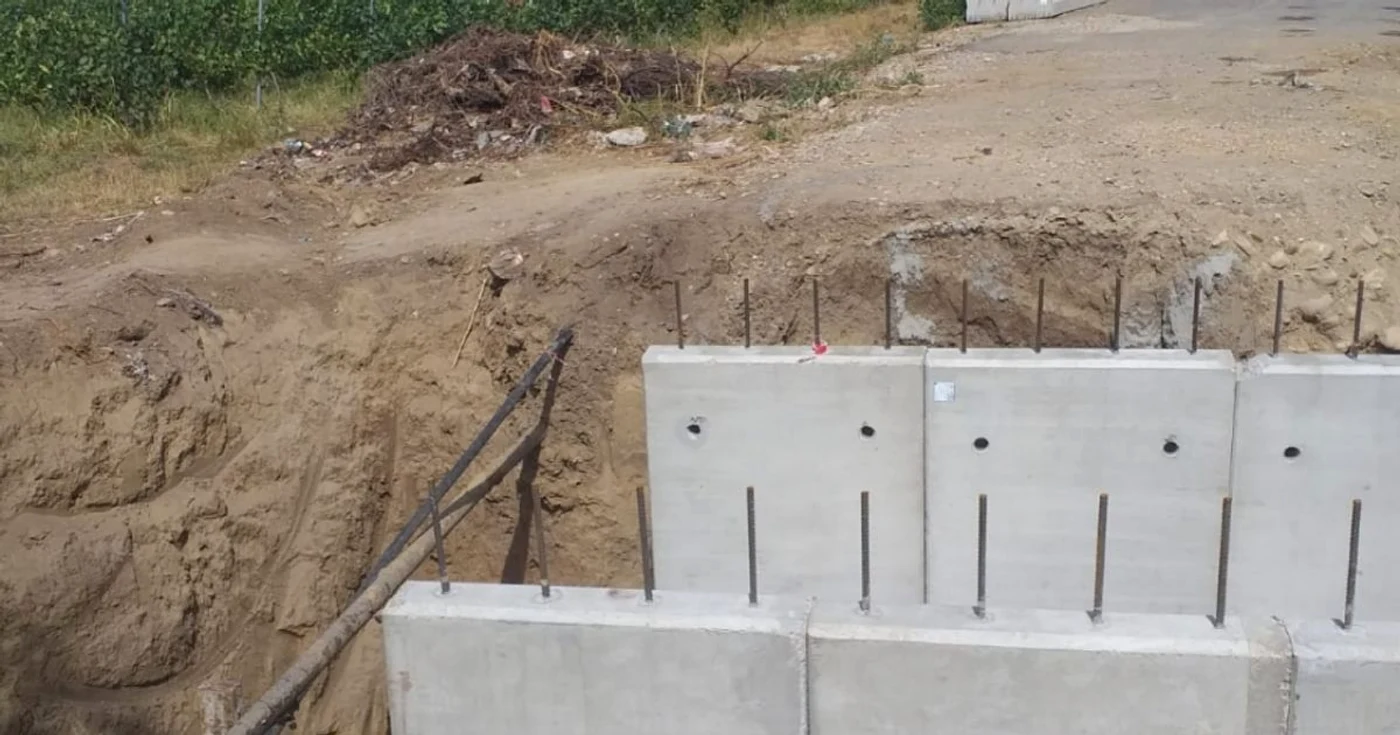 Viticultorii au rămas fără podul de la Vîrteşcoiu, pe care îşi transportau producţia Foto Ştefan Borcea