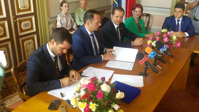 Documentul de înfrăţire a fost semnat de primarul municipiului Târgovişte, Cristian Stan şi Enric Porcar Mallen, prim consilier şi prim-locţiitor al primarului din Castellon.