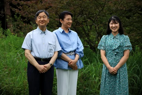 Prințesa Aiko a Japoniei, alături de părinții săi, Împăratul Naruhito și Împărăteasa Masako. FOTO: Agenția Casei Imperiale