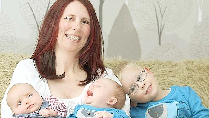 Sarah Swann (45 de ani) îşi strânge fericită bebeluşii la piept