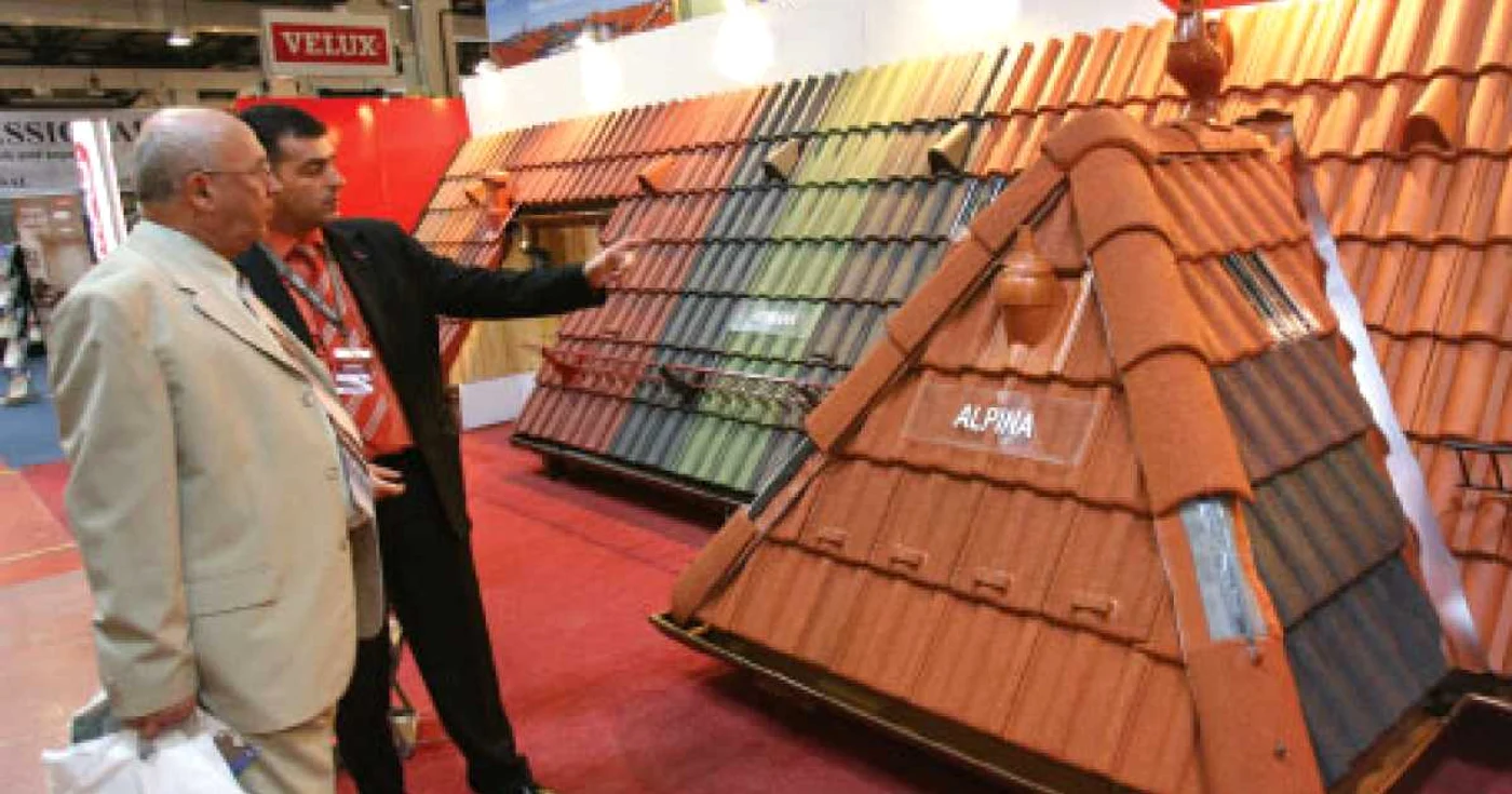 Un consultant îi arată unui client materiale de construcții dintr-un mare magazin