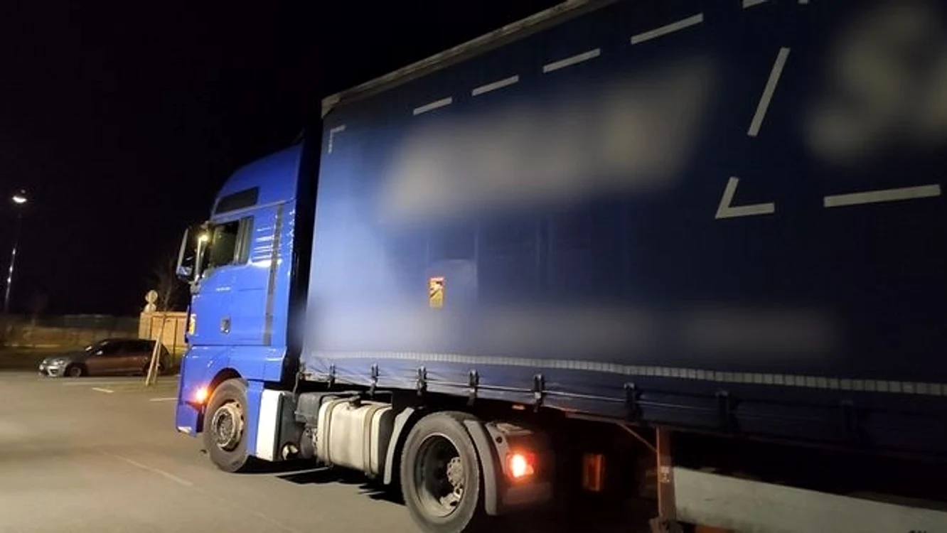 
    Camionul cu număr de România în care erau ascunși sacii cu canabisFoto: stiridiaspora.ro  