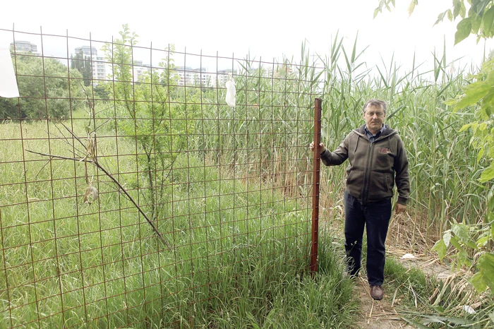 Mai 2015 – Deşi a fost montat un gard, se poate trece fără probleme pe lângă el