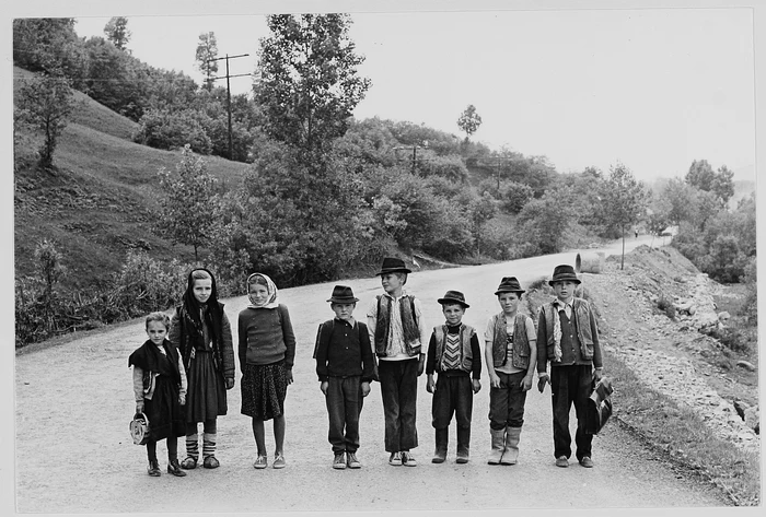 Copii mergând la școală FOTO europeana.eu