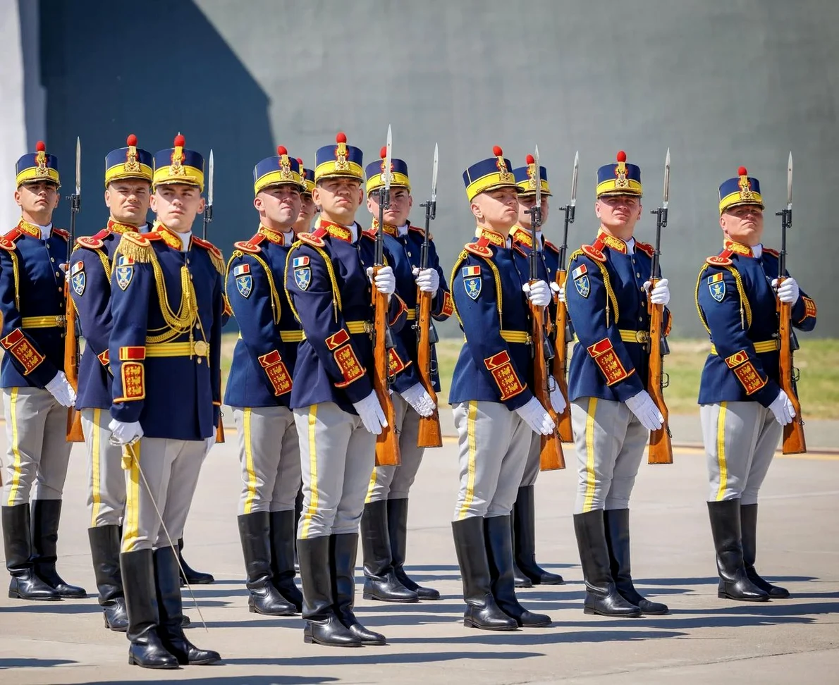 Militari din Brigada 30 Gardă „Mihai Viteazul”, dotați cu carabine model 1956, în timpul unui ceremonial în anul 2025 